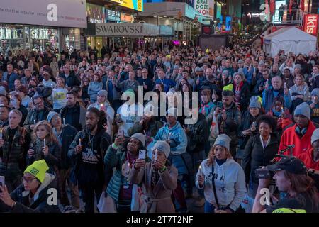 New York, New York, États-Unis. 16 novembre 2023. (NOUVEAU) Covenant House accueille ''Sleep out'' pour aider à mettre fin à l'itinérance des jeunes. 16 novembre 2023, New York, New York, États-Unis : les participants tiennent des bougies dans un ''Sleep out'' de Covenant House pour sensibiliser les jeunes sans-abri à Times Square le 16 novembre 2023 à New York. (Crédit : M10S/TheNews2) (photo : M10S/Thenews2/Zumapress) (crédit image : © Ron Adar/TheNEWS2 via ZUMA Press Wire) À USAGE ÉDITORIAL SEULEMENT! Non destiné à UN USAGE commercial ! Banque D'Images