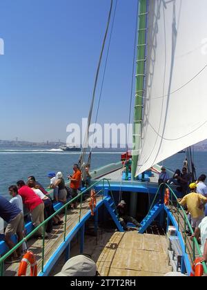 Seixal, Portugal. 20 juin 2023 : touristes profitant d'une croisière à bord du voilier Amoroso, un bateau de type Varino historique, typique ou traditionnel de la Banque D'Images