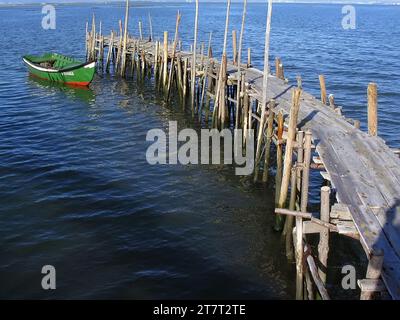 Carrasqueira, Portugal. 29 mars 2023 : jetées traditionnelles en bois des pêcheurs. Pilotis ou Cais Palafitico par l'estuaire de la rivière Sado sur Carrasqueira Banque D'Images