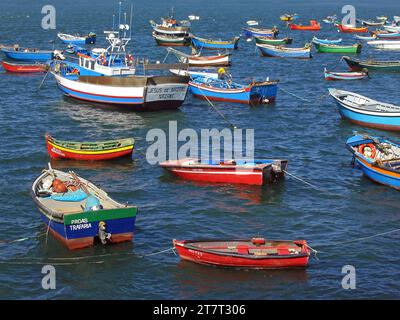 Trafaria, Portugal. 29 mars 2023 : petits bateaux de pêche traditionnels en bois des pêcheurs du village de Trafaria ancrés sur l'estuaire du Tage. Banque D'Images