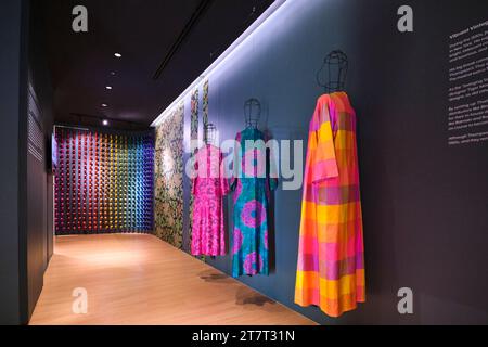 Une rangée de robes et un mur des nombreuses couleurs de fil de soie. Dans la zone du musée au-dessus de la boutique de cadeaux. Au tissu de soie, l'homme d'affaires textile Jim Tho Banque D'Images