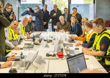 Diksmuide, Belgique. 17 novembre 2023. Le roi Filip de Belgique et la ministre de l'intérieur Annelies Verlinden photographiés lors d'une visite au centre de crise de Diksmuide qui gère les inondations en Flandre Occidentale, vendredi 17 novembre 2023. La rivière Yser (Ijzer) a atteint des niveaux d'alarme sur plusieurs sites de la région du Westhoek. BELGA PHOTO JAMES ARTHUR GEKIERE crédit : Belga News Agency/Alamy Live News Banque D'Images