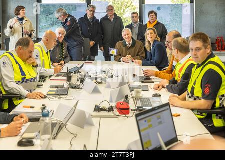 Diksmuide, Belgique. 17 novembre 2023. Le roi Filip de Belgique et la ministre de l'intérieur Annelies Verlinden photographiés lors d'une visite au centre de crise de Diksmuide qui gère les inondations en Flandre Occidentale, vendredi 17 novembre 2023. La rivière Yser (Ijzer) a atteint des niveaux d'alarme sur plusieurs sites de la région du Westhoek. BELGA PHOTO JAMES ARTHUR GEKIERE crédit : Belga News Agency/Alamy Live News Banque D'Images