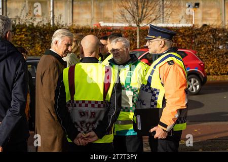 Diksmuide, Belgique. 17 novembre 2023. Le roi Filip de Belgique rencontre les services d'urgence lors d'une visite au centre de crise de Diksmuide qui gère les inondations en Flandre Occidentale, vendredi 17 novembre 2023. La rivière Yser (IJzer) a atteint des niveaux d'alarme sur plusieurs sites de la région du Westhoek. BELGA PHOTO JAMES ARTHUR GEKIERE crédit : Belga News Agency/Alamy Live News Banque D'Images