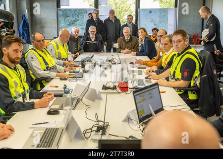 Diksmuide, Belgique. 17 novembre 2023. Le roi Filip de Belgique et la ministre de l'intérieur Annelies Verlinden photographiés lors d'une visite au centre de crise de Diksmuide qui gère les inondations en Flandre Occidentale, vendredi 17 novembre 2023. La rivière Yser (Ijzer) a atteint des niveaux d'alarme sur plusieurs sites de la région du Westhoek. BELGA PHOTO JAMES ARTHUR GEKIERE crédit : Belga News Agency/Alamy Live News Banque D'Images