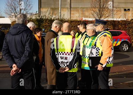 Diksmuide, Belgique. 17 novembre 2023. Le roi Filip de Belgique rencontre les services d'urgence lors d'une visite au centre de crise de Diksmuide qui gère les inondations en Flandre Occidentale, vendredi 17 novembre 2023. La rivière Yser (IJzer) a atteint des niveaux d'alarme sur plusieurs sites de la région du Westhoek. BELGA PHOTO JAMES ARTHUR GEKIERE crédit : Belga News Agency/Alamy Live News Banque D'Images