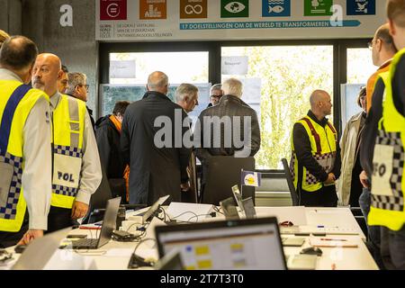 Diksmuide, Belgique. 17 novembre 2023. Le roi Filip de Belgique photographié lors d'une visite au centre de crise de Diksmuide qui gère les inondations en Flandre Occidentale, vendredi 17 novembre 2023. La rivière Yser (Ijzer) a atteint des niveaux d'alarme sur plusieurs sites de la région du Westhoek. BELGA PHOTO JAMES ARTHUR GEKIERE crédit : Belga News Agency/Alamy Live News Banque D'Images