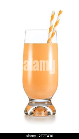 Smoothie aux fruits frais dans un grand verre avec pailles à boire en papier isolé sur fond blanc.Studio shot de boisson détox. Banque D'Images