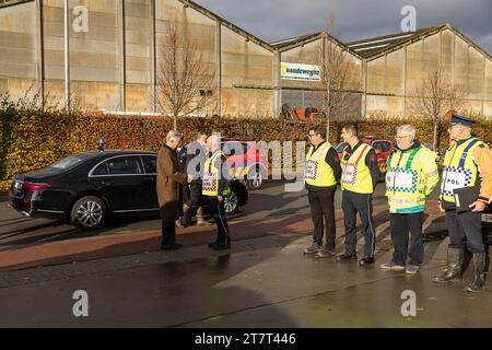 Diksmuide, Belgique. 17 novembre 2023. Le roi Filip de Belgique rencontre les services d'urgence lors d'une visite au centre de crise de Diksmuide qui gère les inondations en Flandre Occidentale, vendredi 17 novembre 2023. La rivière Yser (IJzer) a atteint des niveaux d'alarme sur plusieurs sites de la région du Westhoek. BELGA PHOTO JAMES ARTHUR GEKIERE crédit : Belga News Agency/Alamy Live News Banque D'Images