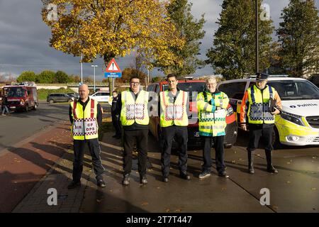 Diksmuide, Belgique. 17 novembre 2023. Les membres de l'organe de coordination du CP-OPS photographiés lors d'une visite au centre de crise de Diksmuide qui gère les inondations en Flandre Occidentale, vendredi 17 novembre 2023. La rivière Yser (IJzer) a atteint des niveaux d'alarme sur plusieurs sites de la région du Westhoek. BELGA PHOTO JAMES ARTHUR GEKIERE crédit : Belga News Agency/Alamy Live News Banque D'Images