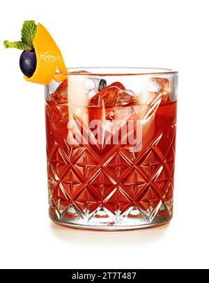 Cocktail negroni classique sur les rochers garni de feuilles de raisin et de menthe en zeste d'orange isolé sur fond blanc. Véritable photo studio. Banque D'Images