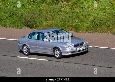 2002 Silver British Jaguar X-Type V6 Berline essence voiture 2099cc ; conduite sur l'autoroute M6, Royaume-Uni Banque D'Images