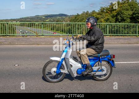 Années 1986 80 années 80 Bleu argent Honda C50La-G moto, moto underbone. icône du 20e siècle avec un moteur monocylindre quatre temps de 89cc Banque D'Images