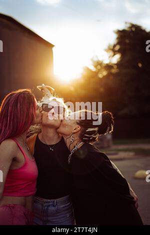 Trois amies heureuses au coucher du soleil, portrait émotionnel, amitié. Banque D'Images