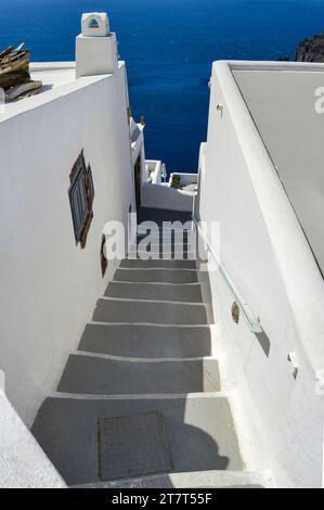 Vue sur la mer depuis les escaliers sur l'île grecque de Santorin Banque D'Images