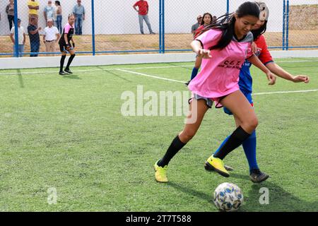 filles jouant au football bom jesus da serra, bahia, brésil - 6 novembre 2023 : on voit des filles jouer au football sur un terrain en gazon synthétique. BOM JESUS DA SERRA BAHIA BRÉSIL Copyright : xJoaxSouzax 041123JOA4311939 crédit : Imago/Alamy Live News Banque D'Images