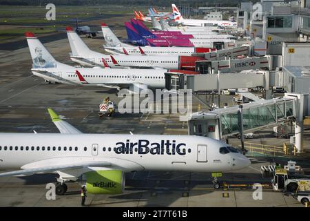 Vue sur les quais occupés du terminal sud de l'aéroport de Londres Gatwick, y compris les avions d'un certain nombre de compagnies aériennes Banque D'Images