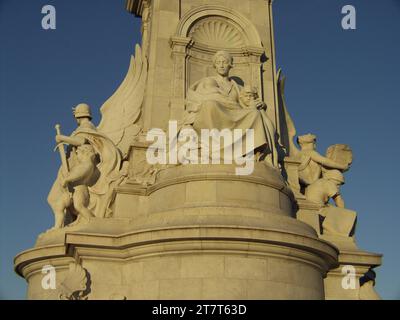 Statue de la maternité, mémorial de la Reine Victoria, Londres, Royaume-Uni. Banque D'Images