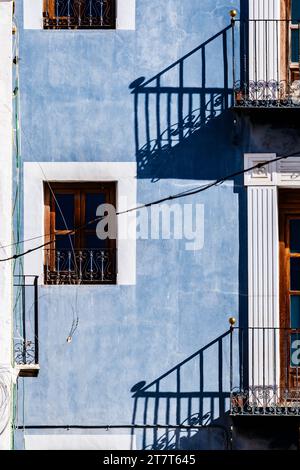ombre de balcon sur façade bleue Banque D'Images