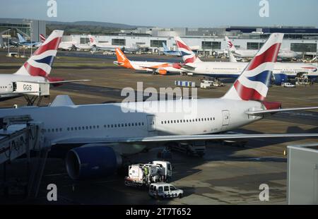 Une vue depuis le terminal sud de l'aéroport de Gatwick en regardant vers le terminal nord, y compris l'extension du pont aérien et une variété d'avions Banque D'Images