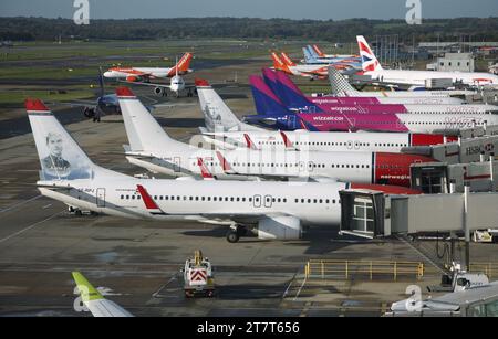 Vue sur les quais occupés du terminal sud de l'aéroport de Londres Gatwick, y compris les avions d'un certain nombre de compagnies aériennes Banque D'Images