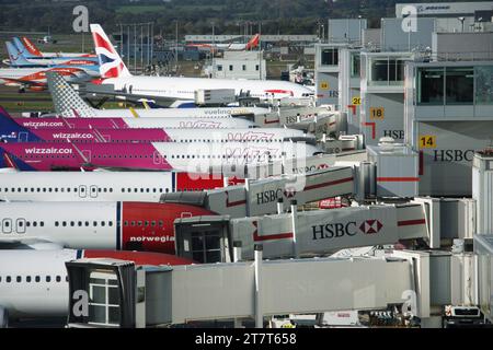 Vue sur les quais occupés du terminal sud de l'aéroport de Londres Gatwick, y compris les avions d'un certain nombre de compagnies aériennes Banque D'Images