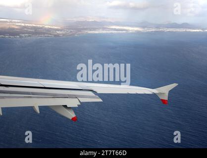 Une vue de l'aéroport de Lanzarote Arrecife vu depuis un Airbus A321 de British Airways arrivant, avec une vue sur l'aile et un arc-en-ciel inclus Banque D'Images