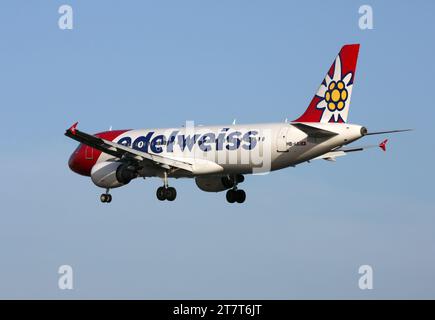 Un Airbus A320 d'Edelweiss Air approchant de l'aéroport Lanzarote Arrecife Banque D'Images