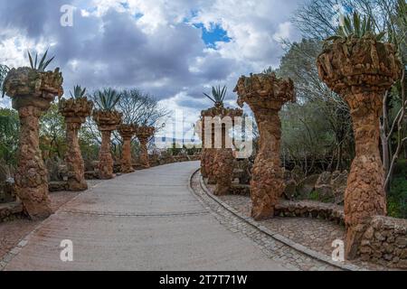 Barcelone, Catalogne, Espagne - 28 février 2022 : colonnade dans un passage voûté dans le parc Güell sur la colline du Carmel, architecte Antoni Gaudi. Construit 1900-1914, offic Banque D'Images