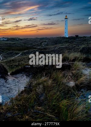 Coucher de soleil au phare Lyngvig FYR près de Hvide Sande au Danemark. Banque D'Images