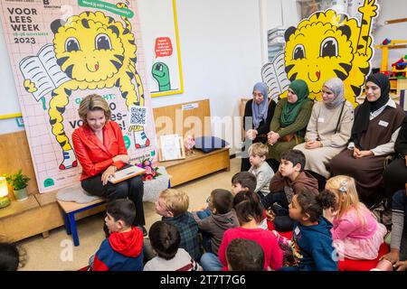 Bruxelles, Belgique. 17 novembre 2023. La reine Mathilde de Belgique est photographiée lors d'une séance de lecture royale au jardin d'enfants 'GVKS Groenendaal' à Merksem, Anvers pendant la semaine de lecture à haute voix, vendredi 17 novembre 2023. BELGA PHOTO JONAS ROOSENS crédit : Belga News Agency/Alamy Live News Banque D'Images