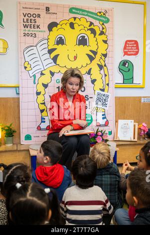 Bruxelles, Belgique. 17 novembre 2023. La reine Mathilde de Belgique est photographiée lors d'une séance de lecture royale au jardin d'enfants 'GVKS Groenendaal' à Merksem, Anvers pendant la semaine de lecture à haute voix, vendredi 17 novembre 2023. BELGA PHOTO JONAS ROOSENS crédit : Belga News Agency/Alamy Live News Banque D'Images
