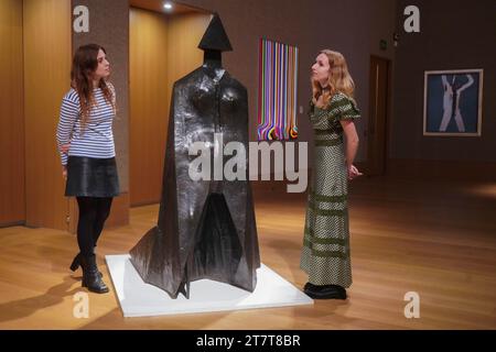 Londres, Royaume-Uni. 17 novembre 2023. Lynn Chadwick R.A. (britannique, 1914-2003) Cloaked Figure IX (estimation) : £350 000 - £550 000 à la Bonhams British Modern Art Auction. La vente a lieu à Bonhams New Bond Street le 22 novembre. Crédit : amer ghazzal/Alamy Live News Banque D'Images