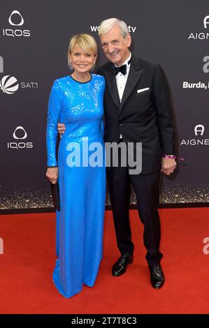 Uschi Glas mit Ehemann Dieter Hermann BEI der 75. Bambi-Verleihung 2023 in der Bavaria Filmstadt. München, 16.11.2023 *** Uschi Glas avec son mari Dieter Hermann aux Bambi Awards 75 2023 à la Bavaria Filmstadt Munich, 16 11 2023 Foto:XF.xKernx/xFuturexImagex bambi 3195 crédit : Imago/Alamy Live News Banque D'Images