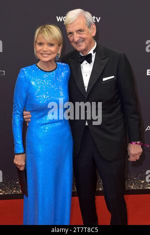 Uschi Glas mit Ehemann Dieter Hermann BEI der 75. Bambi-Verleihung 2023 in der Bavaria Filmstadt. München, 16.11.2023 *** Uschi Glas avec son mari Dieter Hermann aux Bambi Awards 75 2023 à la Bavaria Filmstadt Munich, 16 11 2023 Foto:XF.xKernx/xFuturexImagex bambi 3196 crédit : Imago/Alamy Live News Banque D'Images