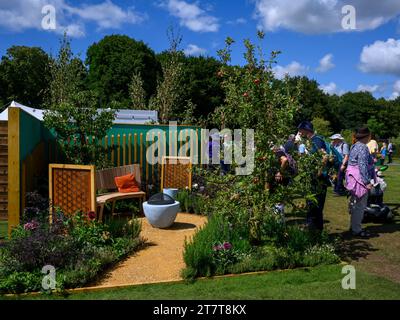 Participation au concours Empowerment Garden (fleurs, arbres fruitiers, herbes, produits comestibles, chemin de gravier) - RHS Tatton Park Flower Show 2023, Cheshire, Angleterre Royaume-Uni. Banque D'Images