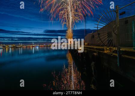 Feux d’artifice à Menningarnótt (« nuit de la culture ») qui est un festival à Reykjavik Islande qui a lieu chaque année en août pour marquer la fin de l’été. Banque D'Images