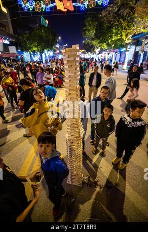 Les enfants au marché nocturne de CAO Bang au Nord Vietnam Banque D'Images