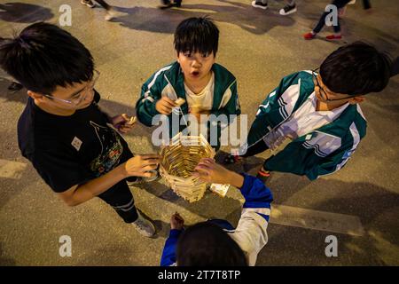 Les enfants au marché nocturne de CAO Bang au Nord Vietnam Banque D'Images