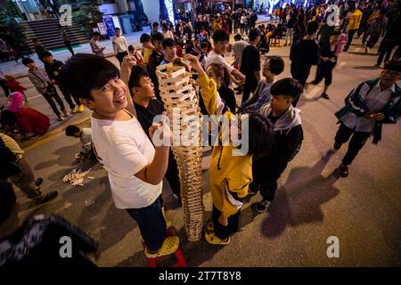 Les enfants au marché nocturne de CAO Bang au Nord Vietnam Banque D'Images