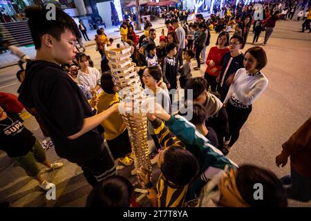 Les enfants au marché nocturne de CAO Bang au Nord Vietnam Banque D'Images