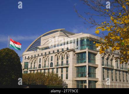 Nemzeti Szinhaz, le Théâtre National, en automne, avec le drapeau hongrois soufflant dans le vent, Ferencvaros, Budapest, Hongrie Banque D'Images