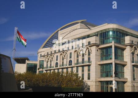 Nemzeti Szinhaz, le Théâtre National, avec le drapeau hongrois soufflant dans le vent, Ferencvaros, Budapest, Hongrie Banque D'Images