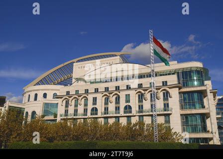 Nemzeti Szinhaz, le Théâtre National, avec le drapeau hongrois soufflant dans le vent, Ferencvaros, Budapest, Hongrie Banque D'Images