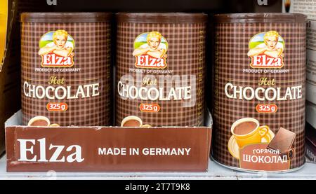 Samara, Russie - 9 novembre 2023 : Elza chocolat chaud allemand sur l'étagère dans un supermarché Banque D'Images