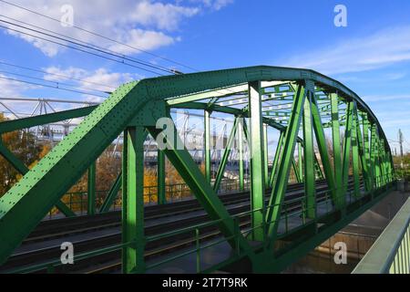 Le pont de Kvassay, Kvassay Hide, avec le Centre National d'Athlétisme, Nemzeti Atletikai Kozpont derrière, Budapest, Hongrie Banque D'Images