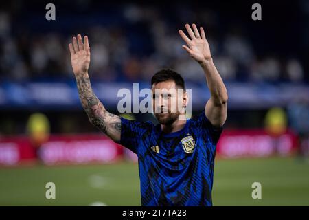 Buenos Aires, Argentine. 16 novembre 2023. Lionel Messi, de l'Argentine, fait des vagues avant le match de qualification pour la coupe du monde de la FIFA 2026 entre l'Argentine et l'Uruguay à l'Estadio Alberto J. Armando. Note finale : Argentine 0:2 Uruguay crédit : SOPA Images Limited/Alamy Live News Banque D'Images