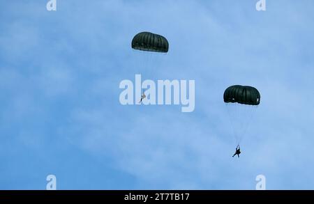 Les parachutistes sont sortis de c47 en utilisant des copies circulaires de la canopée WW2. Banque D'Images