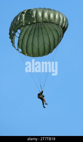 Les parachutistes sont sortis de c47 en utilisant des copies circulaires de la canopée WW2. Banque D'Images