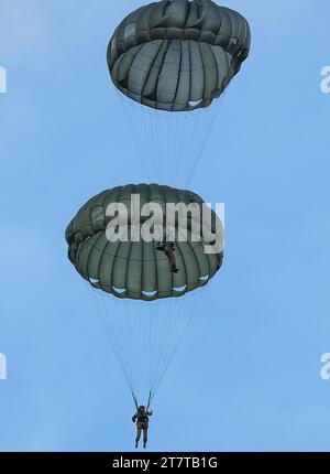 Les parachutistes sont sortis de c47 en utilisant des copies circulaires de la canopée WW2. Banque D'Images